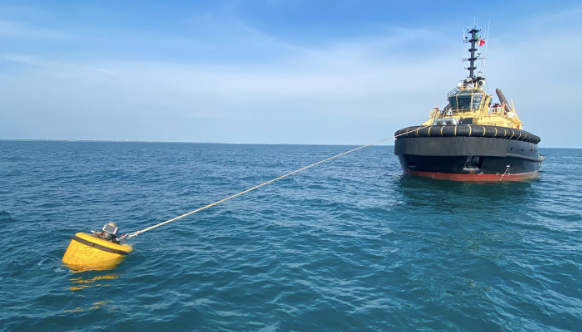 Rimorchiatore collegato alla boa strumentata Seares in mare